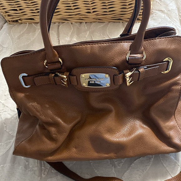 Michael Kors Leather Handle Bag, gold hardware, shoulder strap matching wallet! - Picture 5 of 6